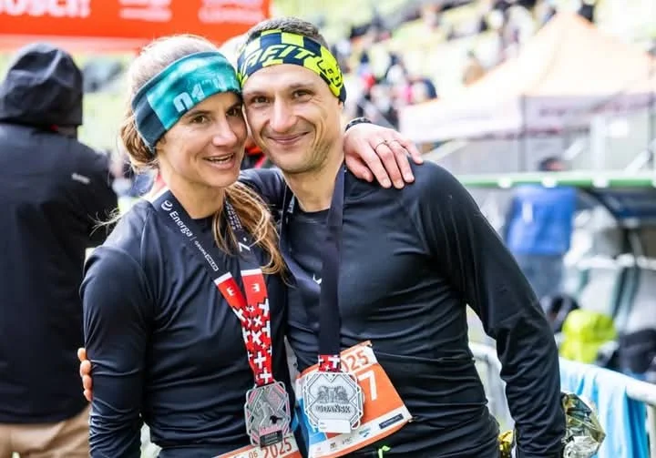 Filip i Kasia po biegu z medalami